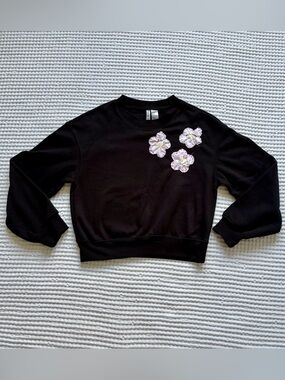 NWOT H&M Divided Black Floral Daisy Appliqué Cropped Crewneck Sweatshirt S